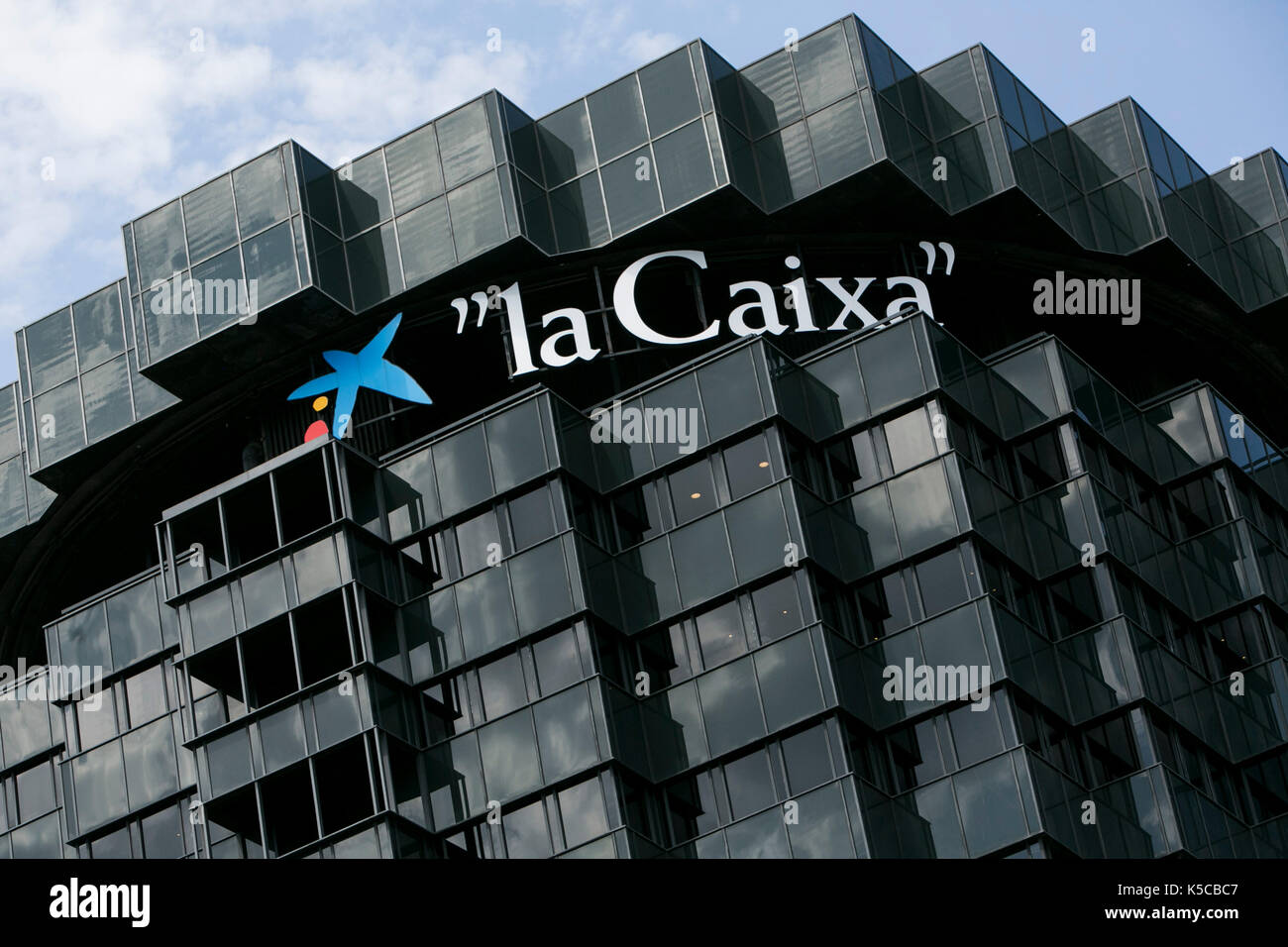 Un logo affiche à l'extérieur du siège de la groupe et la caixa banque Caixa à Barcelone, Espagne, le 24 août 2017. Banque D'Images