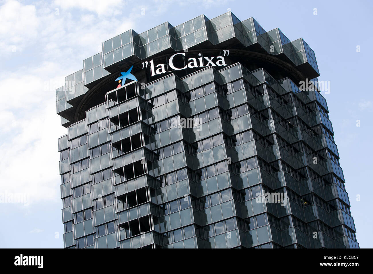 Un logo affiche à l'extérieur du siège de la groupe et la caixa banque Caixa à Barcelone, Espagne, le 24 août 2017. Banque D'Images