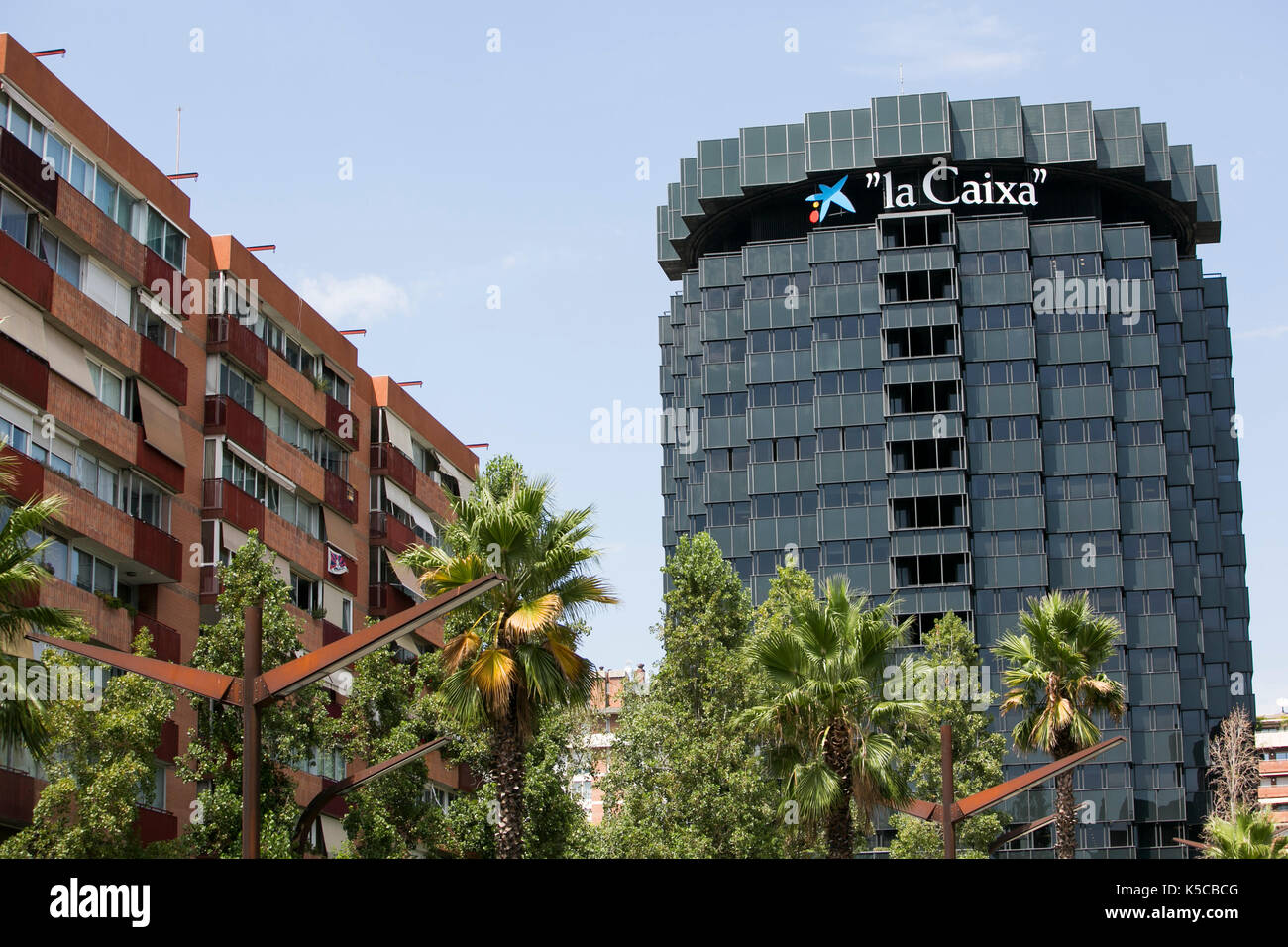 Un logo affiche à l'extérieur du siège de la groupe et la caixa banque Caixa à Barcelone, Espagne, le 24 août 2017. Banque D'Images
