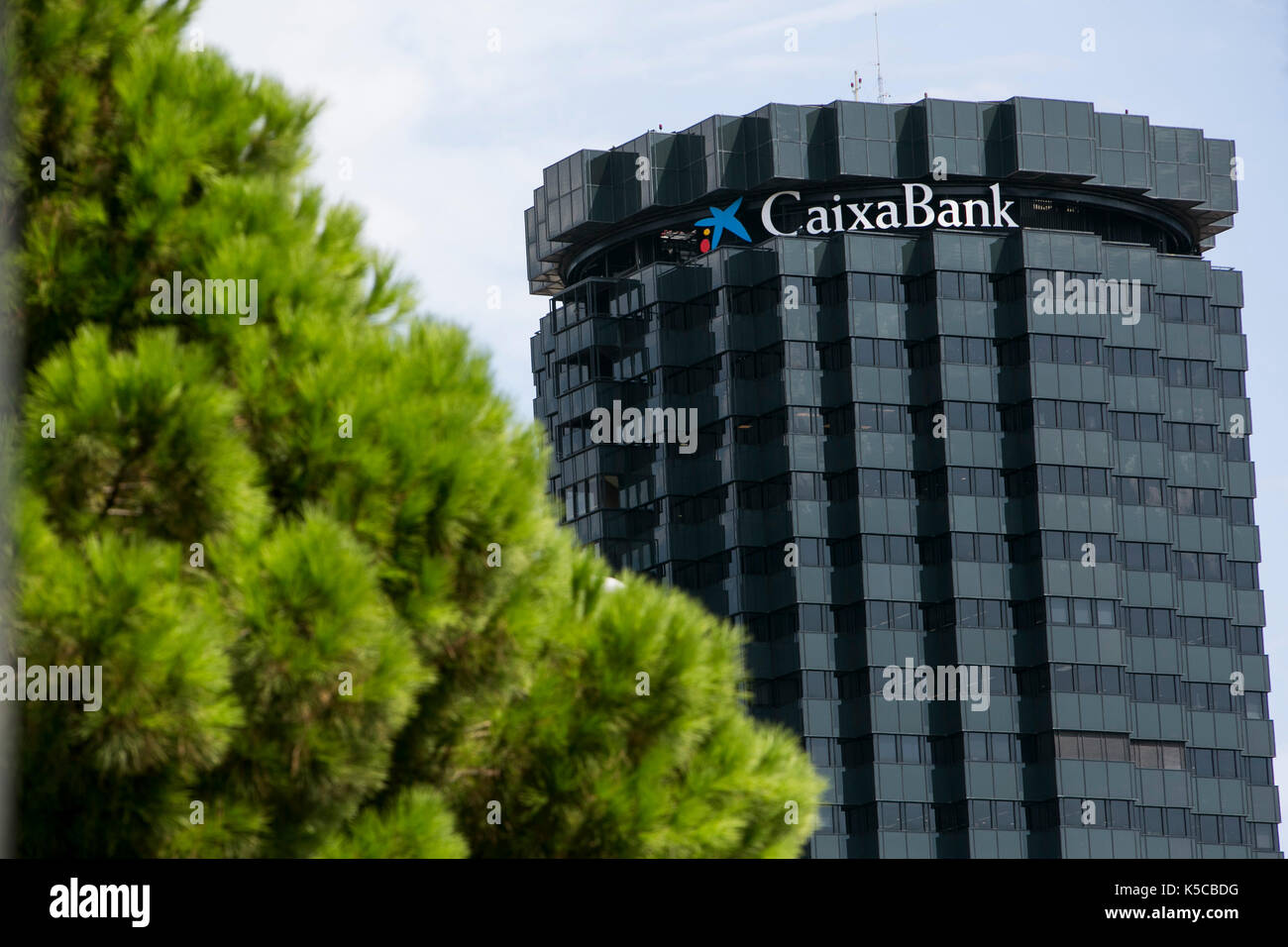 Un logo affiche à l'extérieur du siège de la groupe et la caixa banque Caixa à Barcelone, Espagne, le 24 août 2017. Banque D'Images