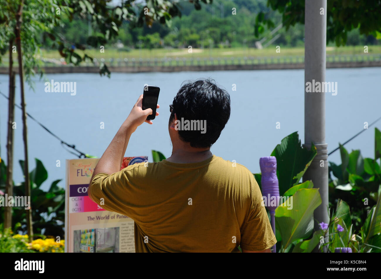 SEREMBAN, MALAISIE - août 31, 2016 : un homme en utilisant son téléphone portable pour prendre une photo en public. Banque D'Images