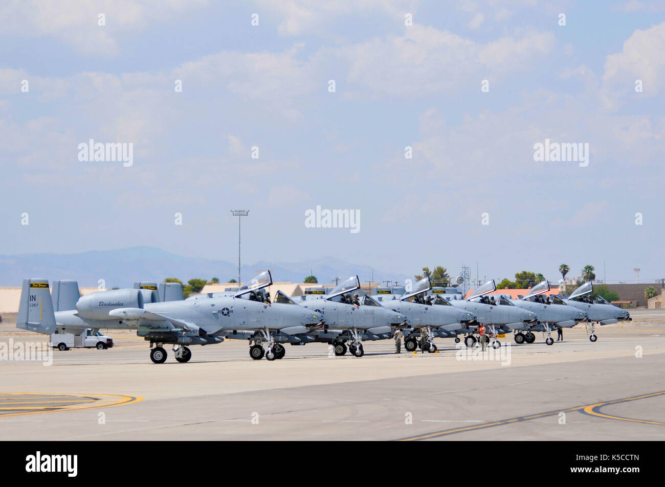 Les aviateurs de la 122e Escadre de chasse de la Garde nationale aérienne de l'Indiana, ainsi que 12 de la 122ème A-10c de l'avion de chasse Thunderbolt II est arrivé à Nellis AFB Banque D'Images