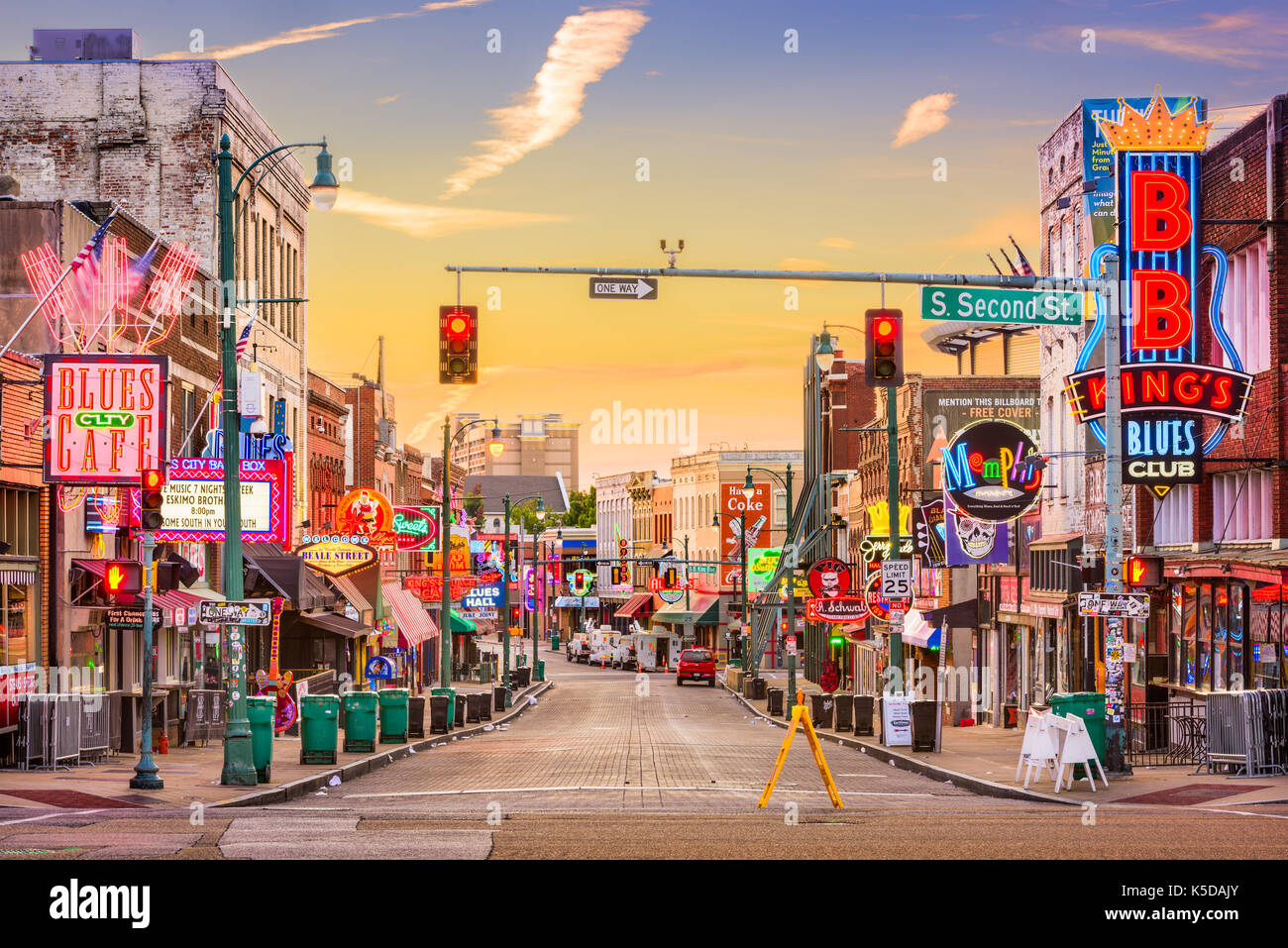 MEMPHIS, Tennessee - 25 août 2017 : Blues Clubs sur Beale Street, à l'aube. Banque D'Images MEMPHIS, Tennessee - 25 août 2017 : Blues Clubs sur Beale Street, à l'aube. Banque D'Images