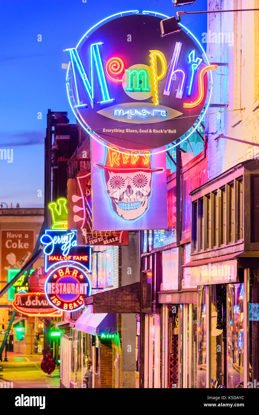 MEMPHIS, Tennessee - 25 août 2017 : blues clubs sur les lieux historiques de Beale Street, au crépuscule. Banque D'Images MEMPHIS, Tennessee - 25 août 2017 : blues clubs sur les lieux historiques de Beale Street, au crépuscule. Banque D'Images