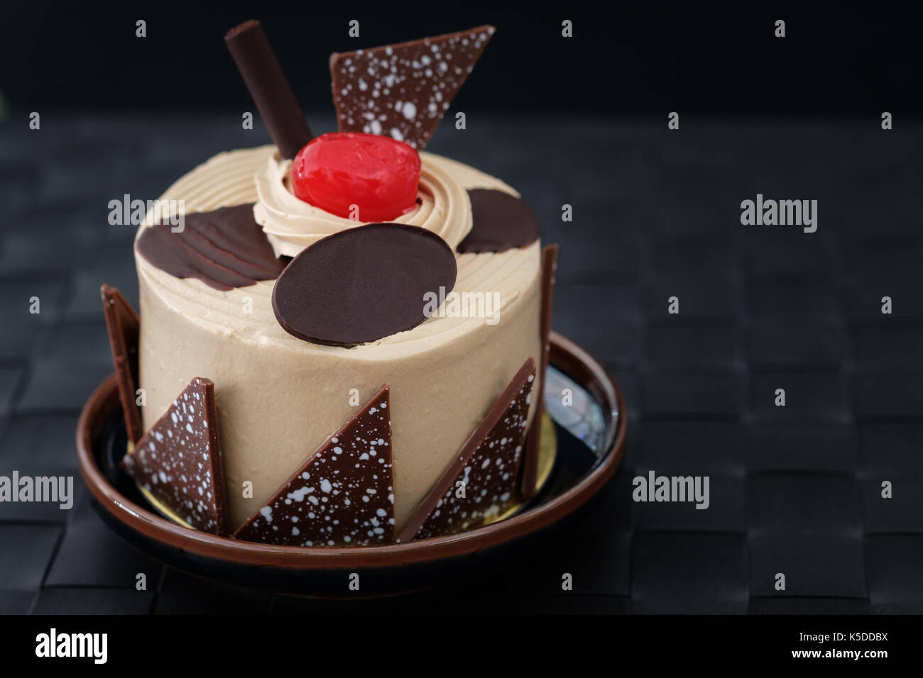 Gateau A La Vanille Avec Cerises Sur Fond De Bois En Faible Lumiere La Selection Du Point Af Copie De L Espace Pour Ecrire Photo Stock Alamy