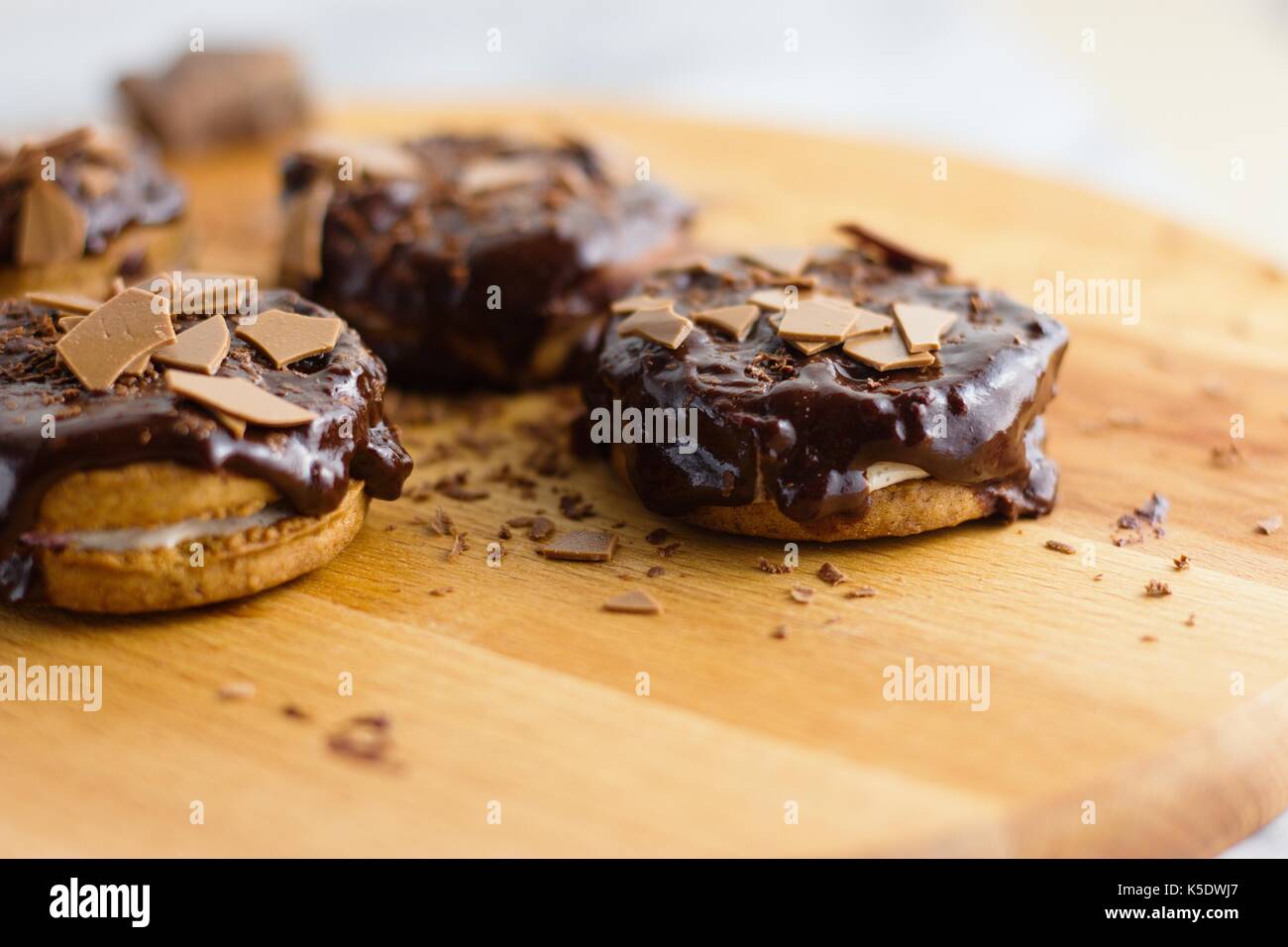 La cannelle et le sandwich guimauve chocolat surmontée de cookies Banque D'Images