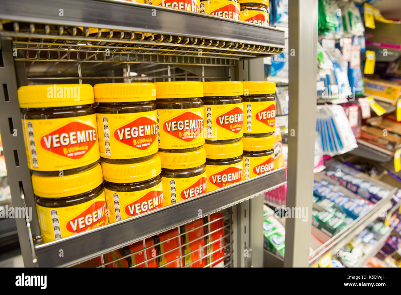 Vegemite est un épais, noir propagation alimentaire australienne fait à partir de restes de la levure Extrait , vendu ici en supermarché Woolworths en Australie Banque D'Images