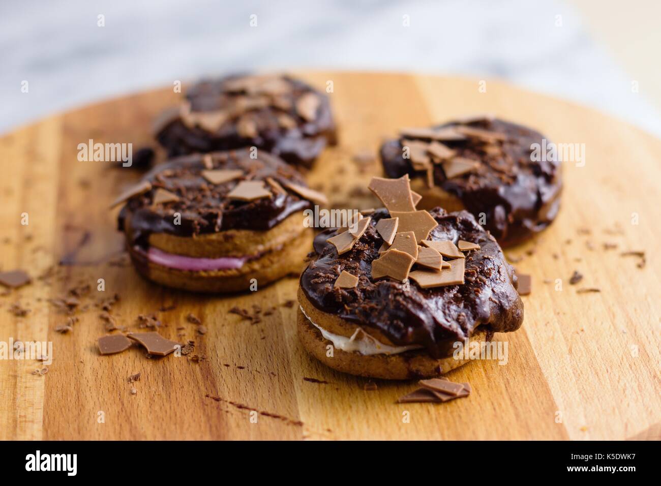 La cannelle et le sandwich guimauve chocolat surmontée de cookies Banque D'Images
