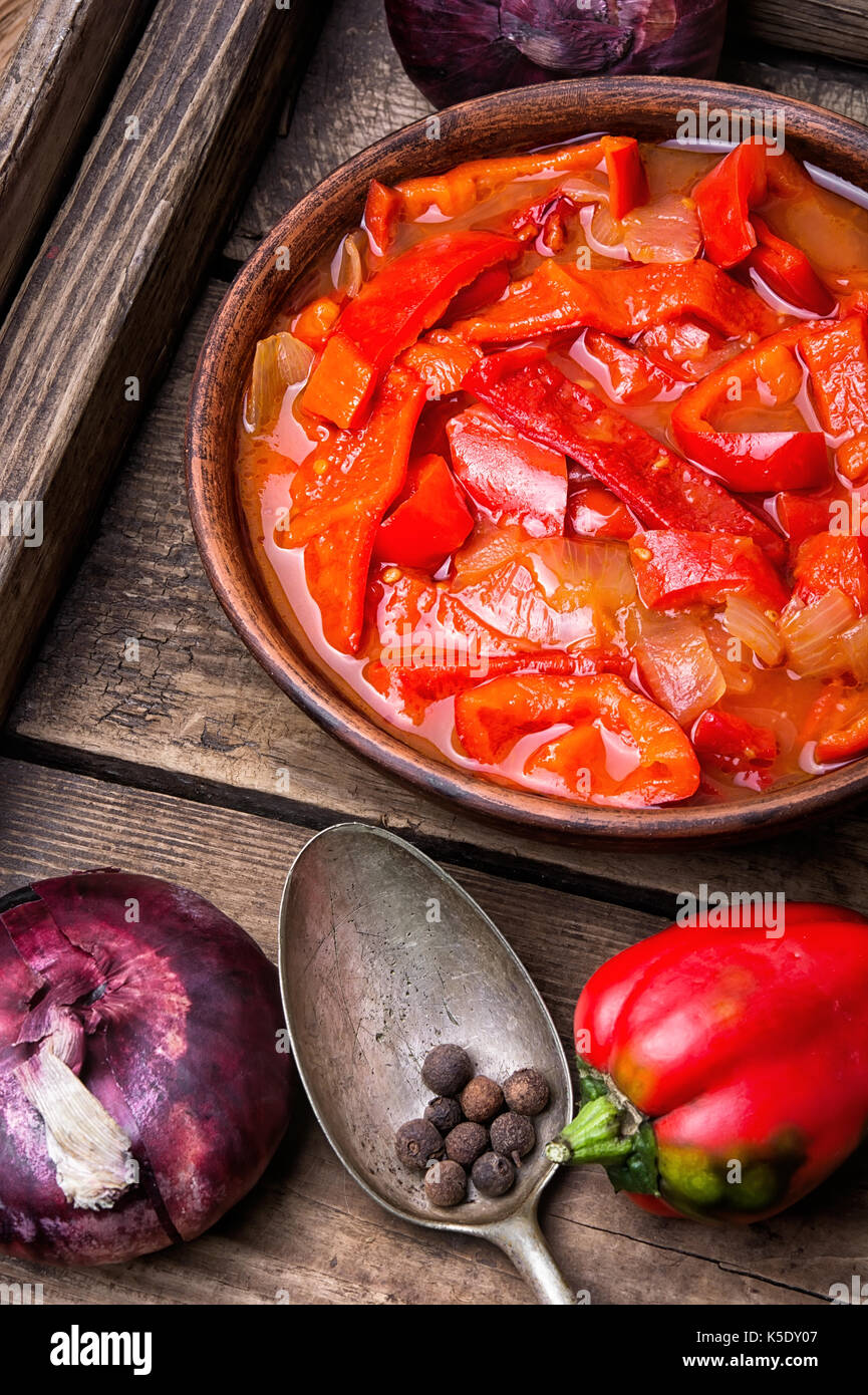 Lecso plat national de la cuisine hongroise avec le poivre et la tomate Banque D'Images