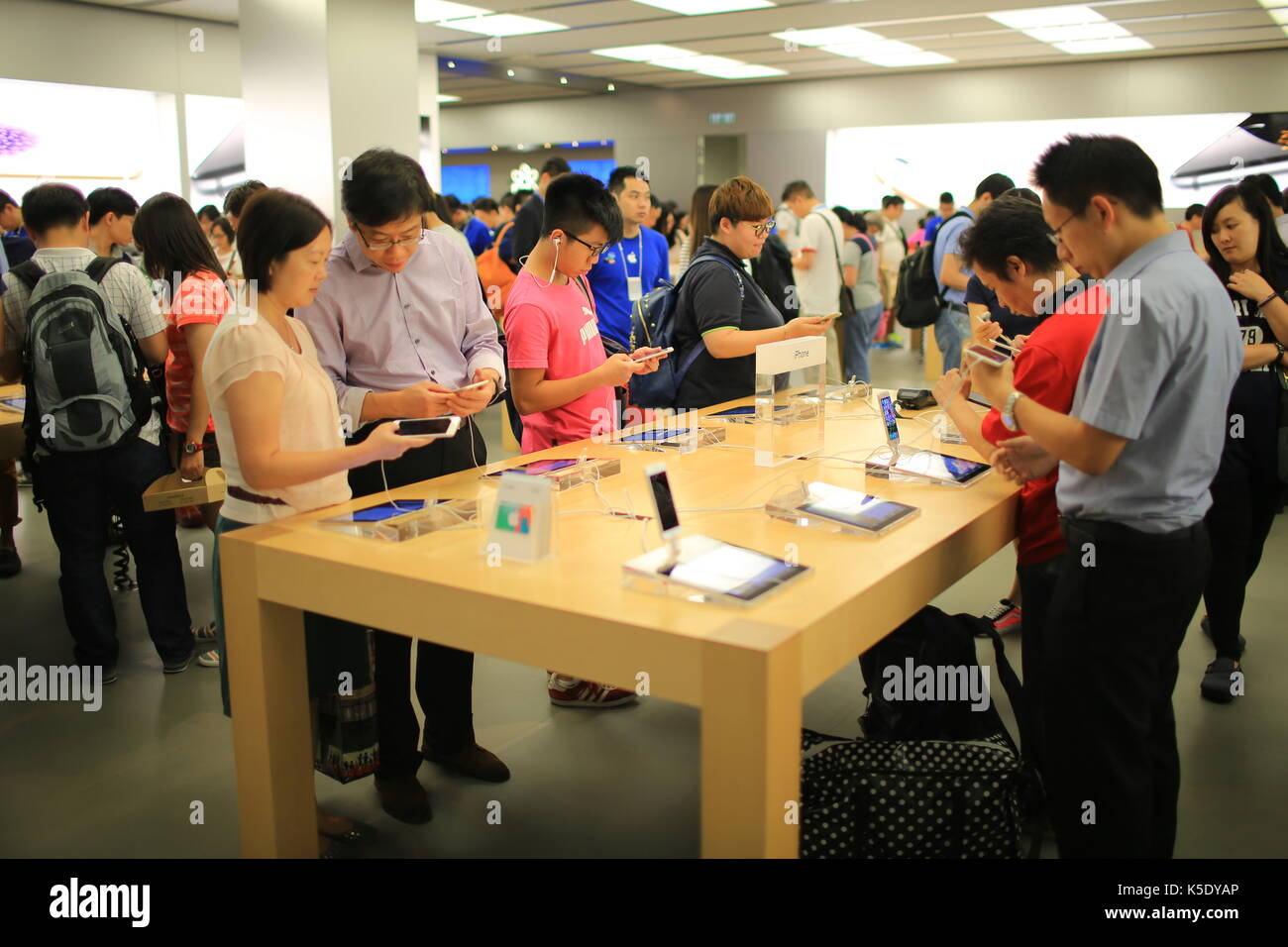 Apple iphone 6 ainsi que de nouveaux phares en lancement d'apple store dans le centre commercial Festival à pied à hong kong Banque D'Images