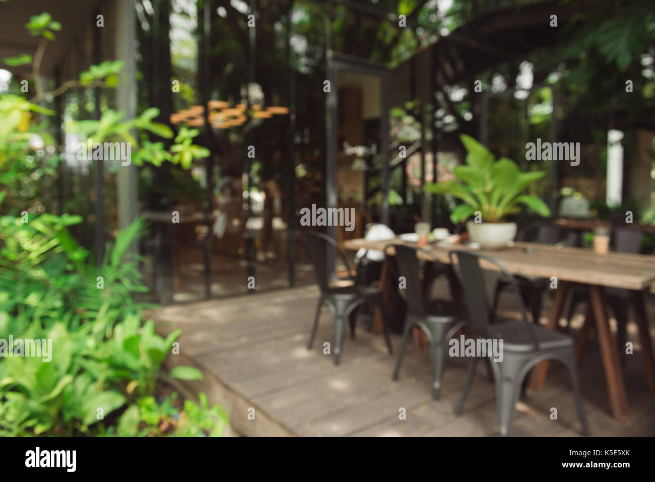 Abstract blur coffee shop. Mobilier et décoration in cafe Banque D'Images