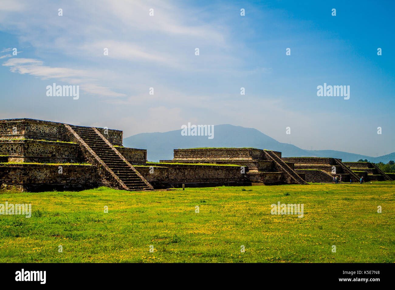 Pyramides le long de l'Avenue des Morts, Teotihuacan, Mexique Banque D'Images