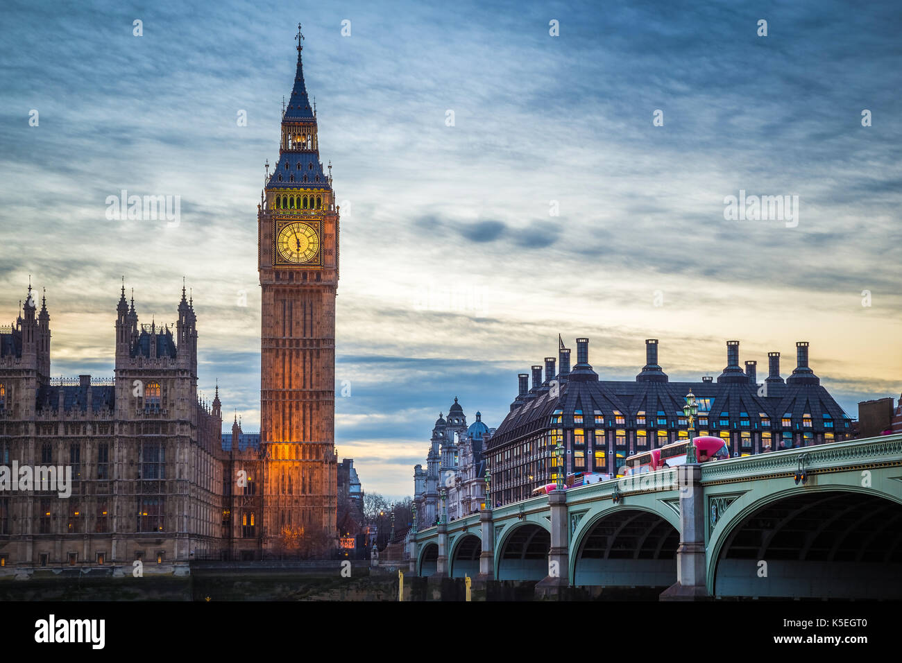 Londres, Angleterre - le célèbre Big Ben et les Maisons du Parlement avec des bus rouges à impériale emblématiques sur le pont Westminster au crépuscule Banque D'Images