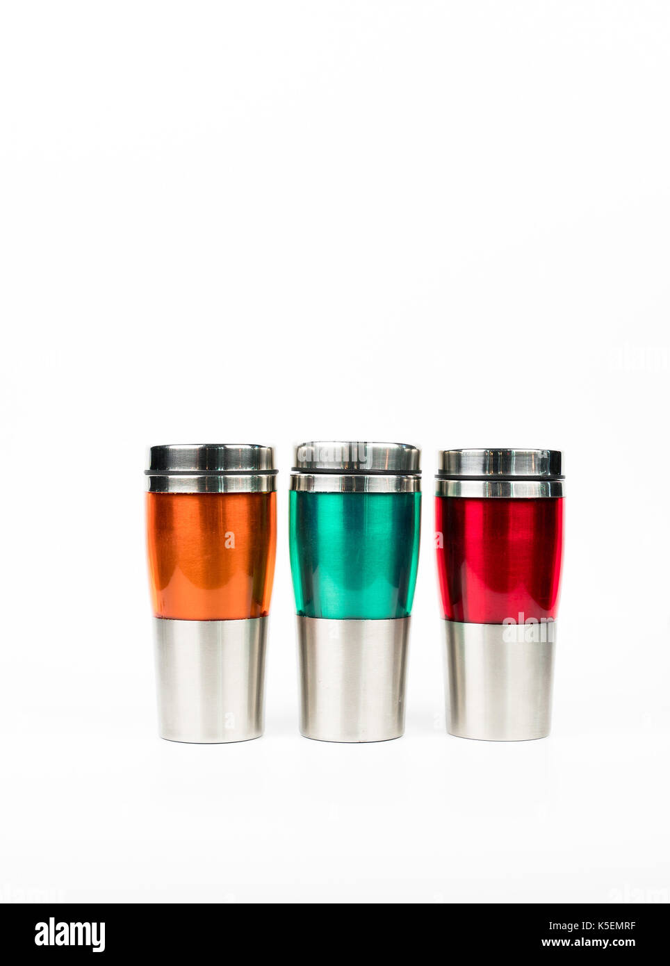 Orange, vert et rouge sur fond blanc bouteille thermos with copy space Banque D'Images