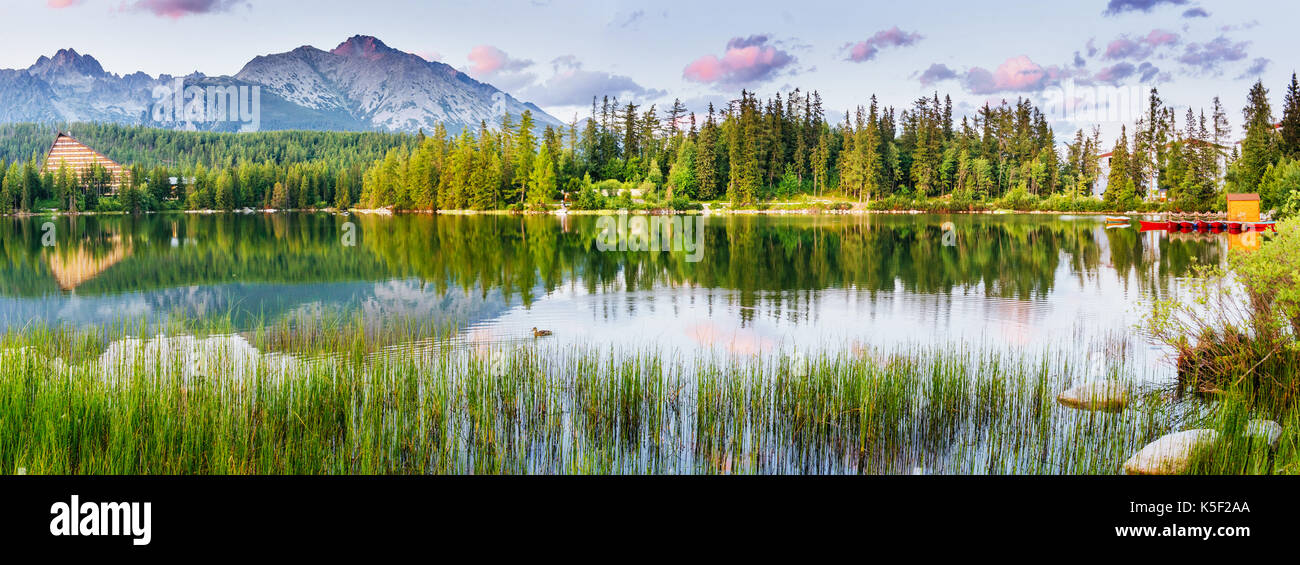 Le lac de Štrbské Pleso dans la montagne des Hautes Tatras, Slovaquie Banque D'Images