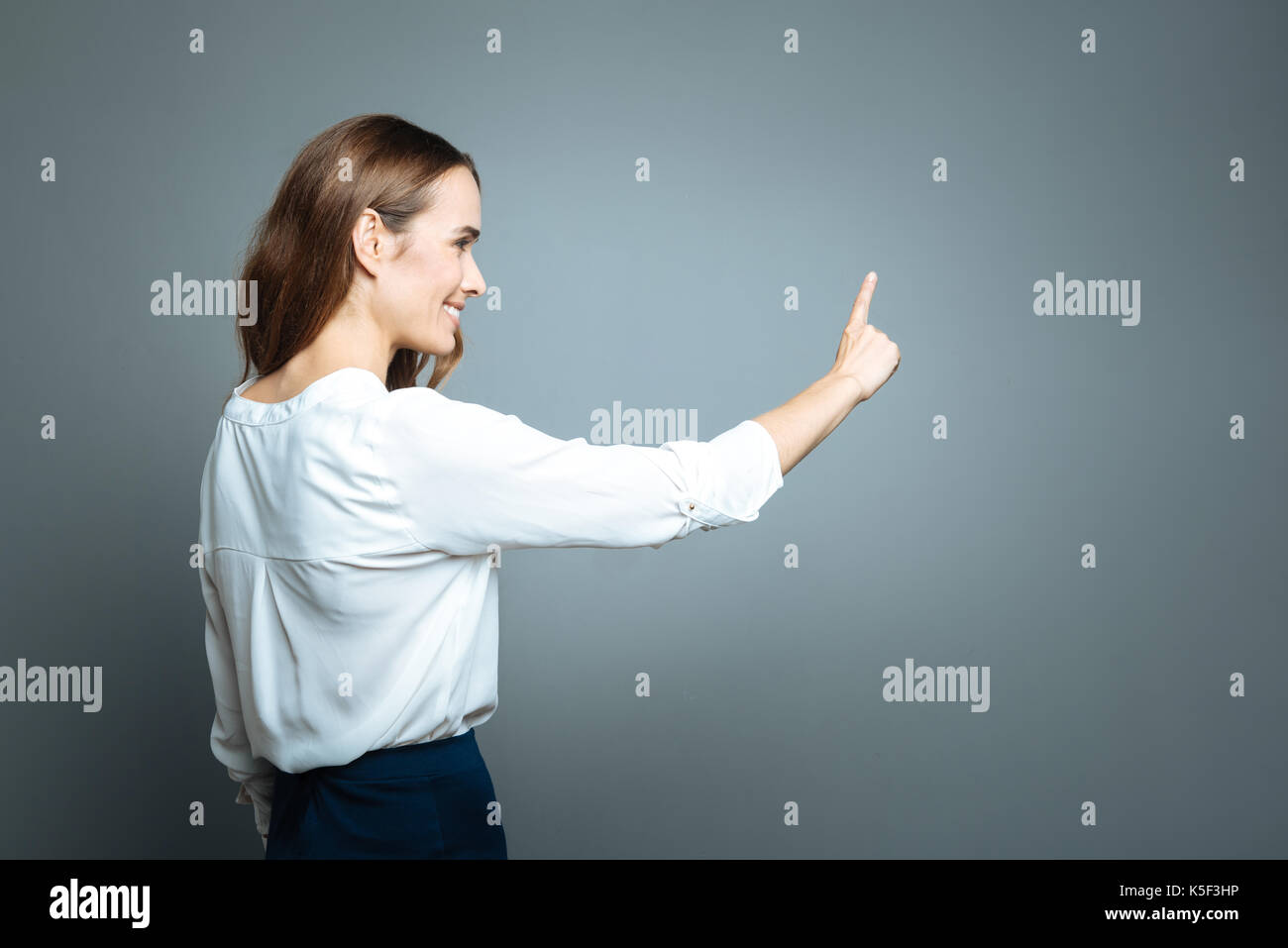 Ravis des woman holding her arm Banque D'Images