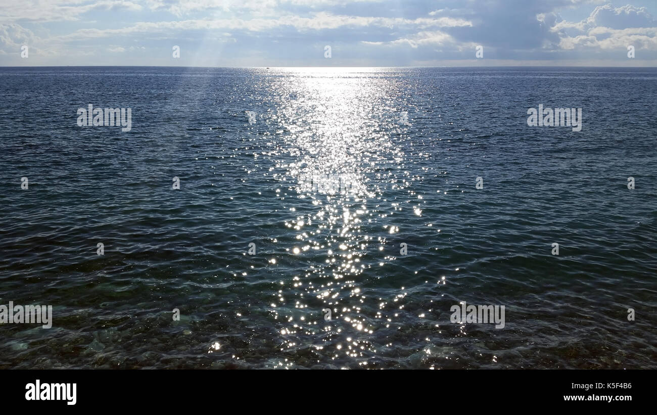 L'éblouissement solaire sur les vagues sur l'eau de la mer Méditerranée, Côte d'azur Banque D'Images