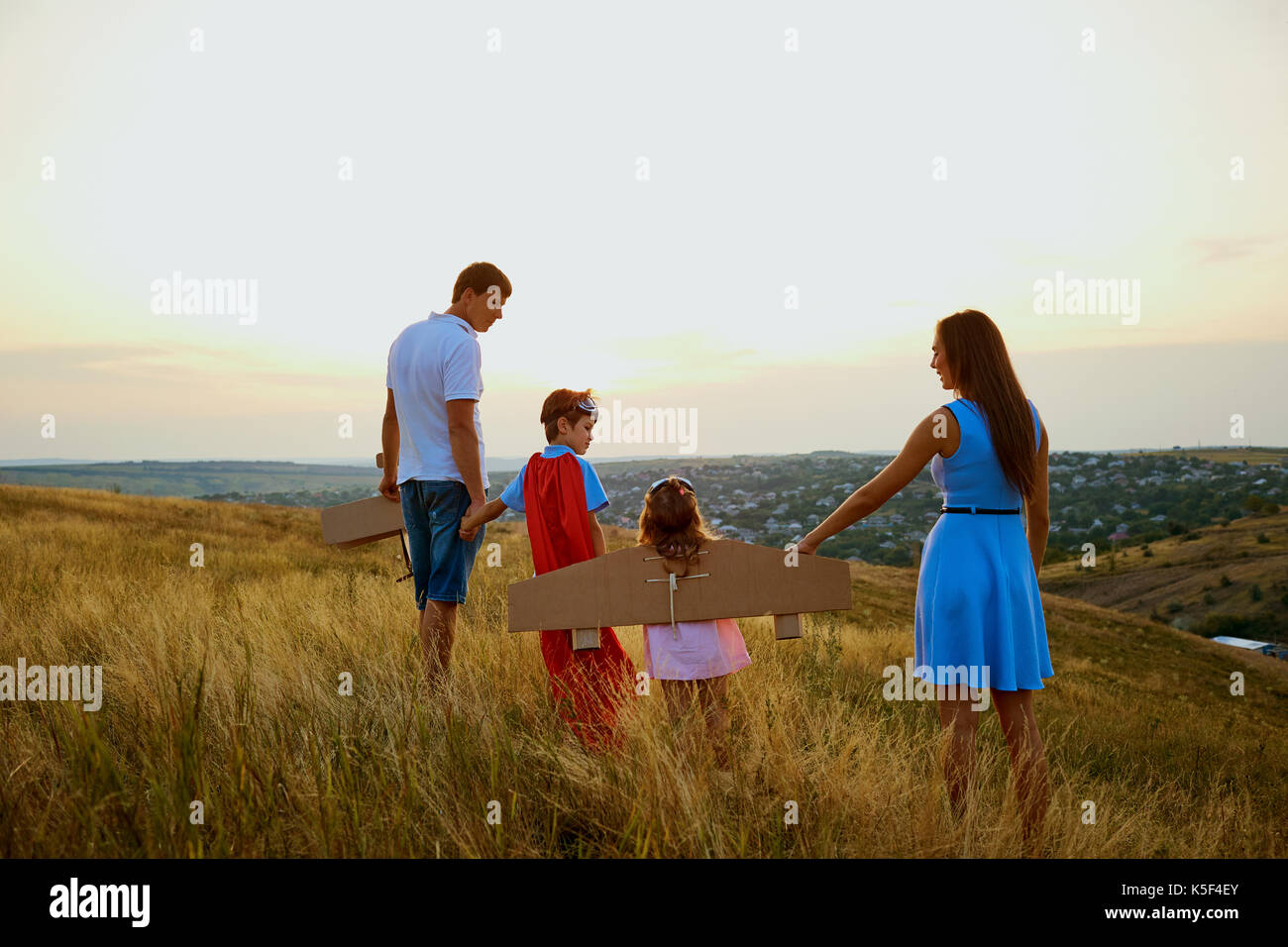 Famille dans la soirée au coucher du soleil dans la nature. Banque D'Images