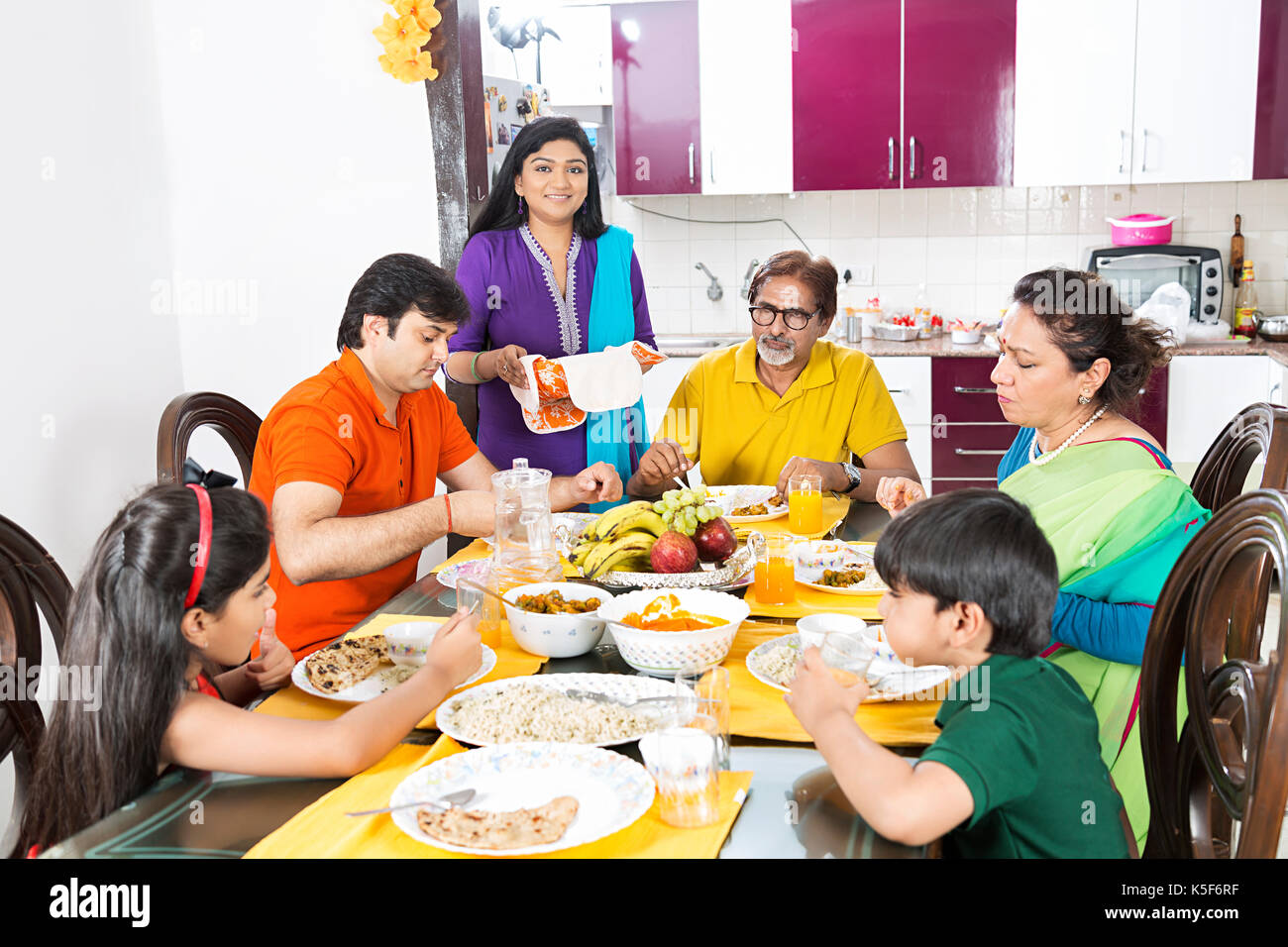 La famille indienne table à manger manger des aliments à manger dinnger Banque D'Images
