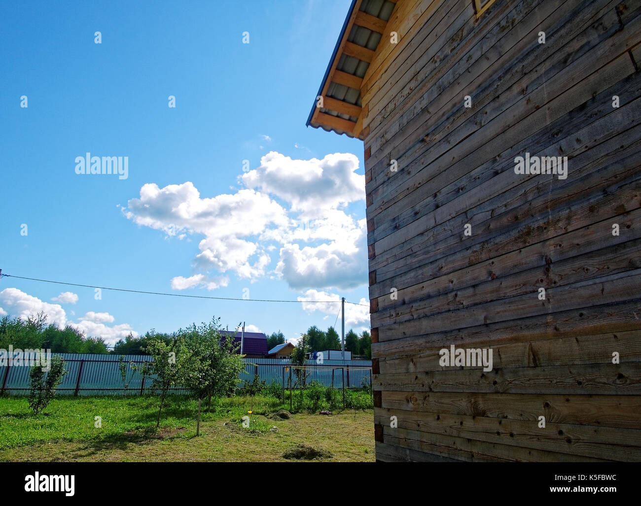 Maison en bois pour une parcelle rurale au printemps, Russie Banque D'Images