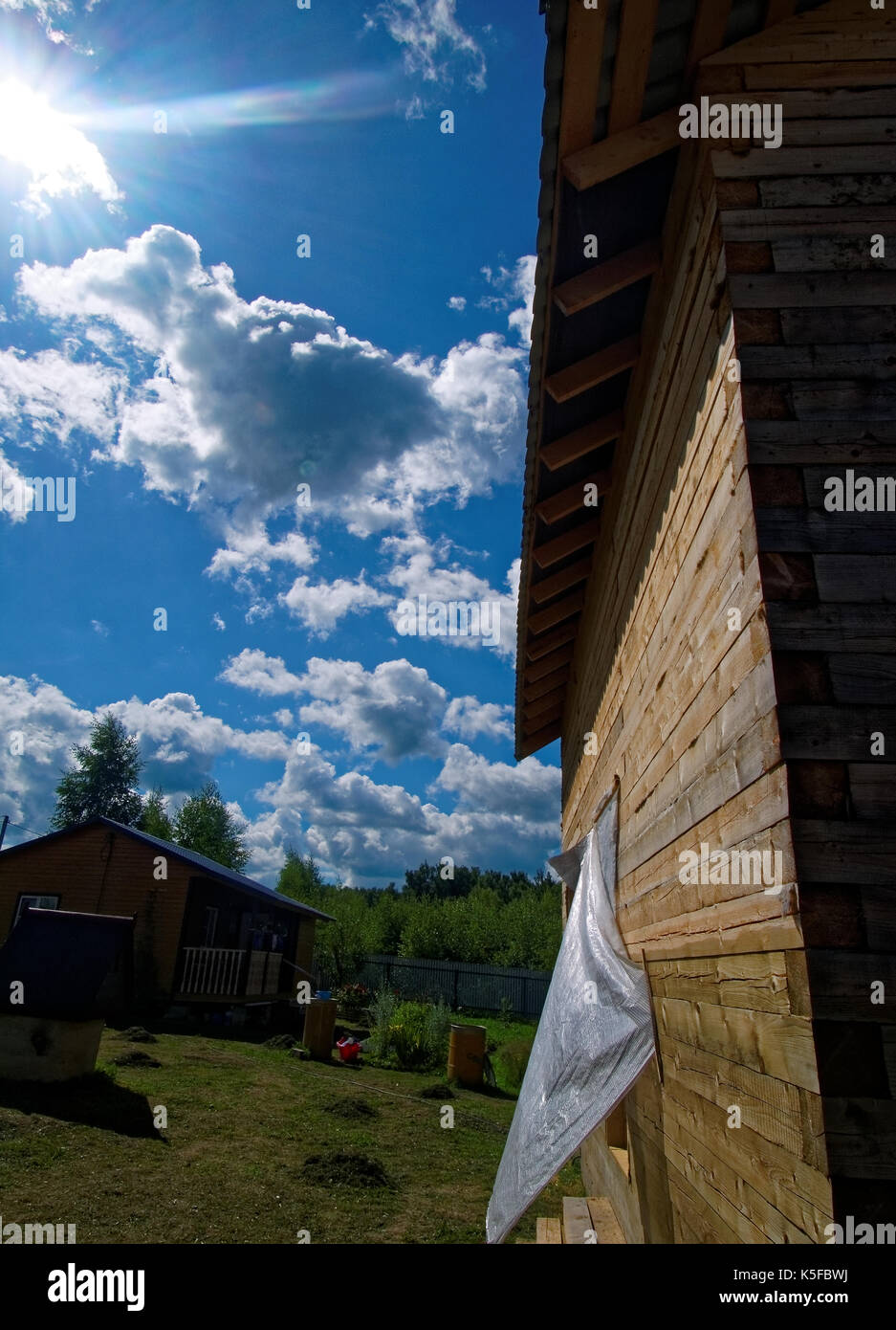 Maison en bois pour une parcelle rurale au printemps, Russie Banque D'Images