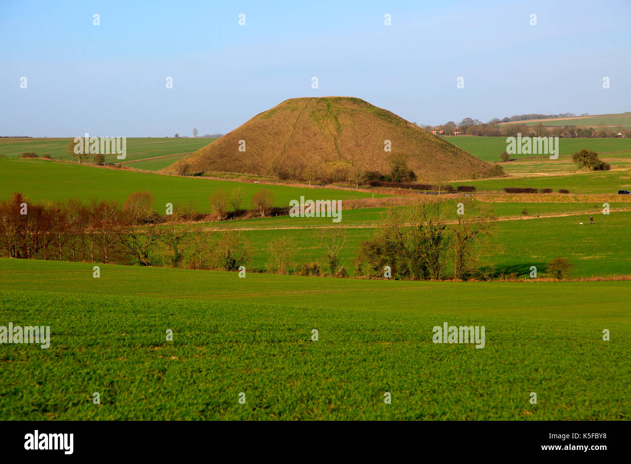 Silbury Hill site néolithique Wiltshire, England, UK est la plus grande structure préhistorique d'origine humaine en Europe Banque D'Images