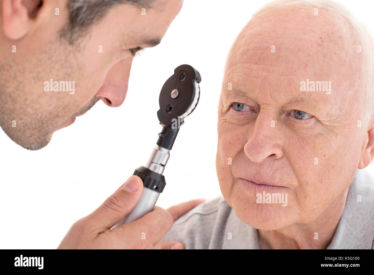 Médecin homme examiner les yeux du patient, portrait. Banque D'Images