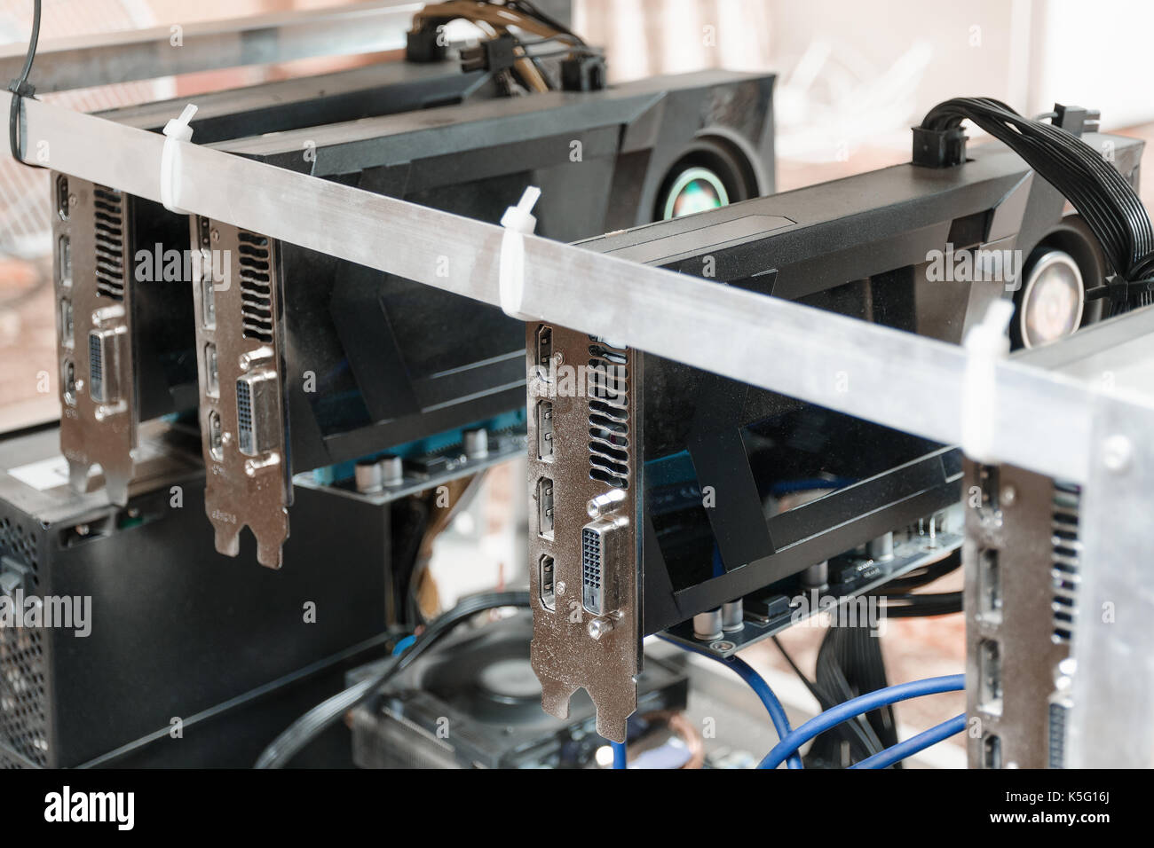 Ordinateur avec cartes graphiques Graphique pour e-service de l'exploitation minière. mining rig Banque D'Images