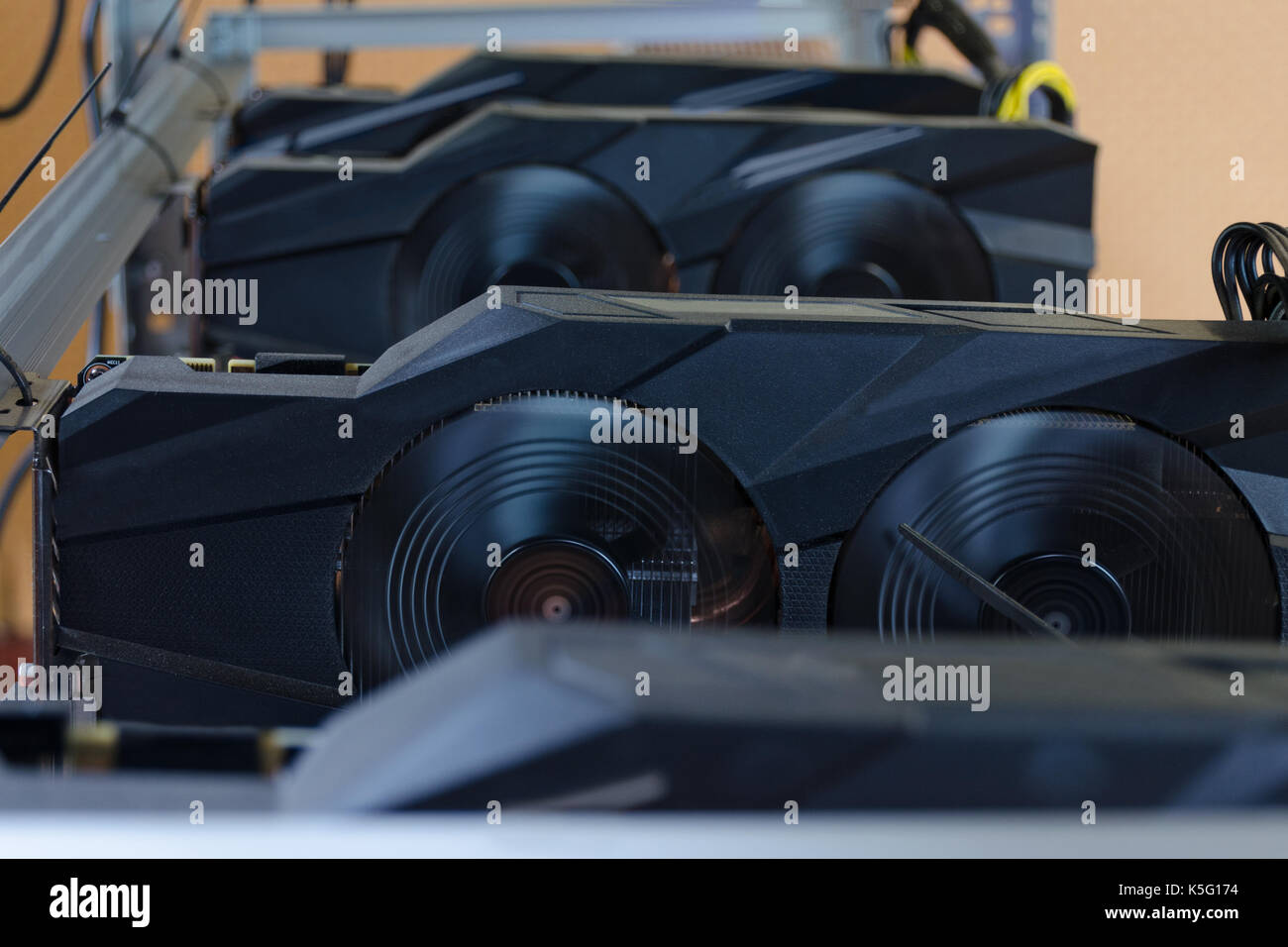 Ordinateur avec cartes graphiques pour cryptocurrency mining Banque D'Images