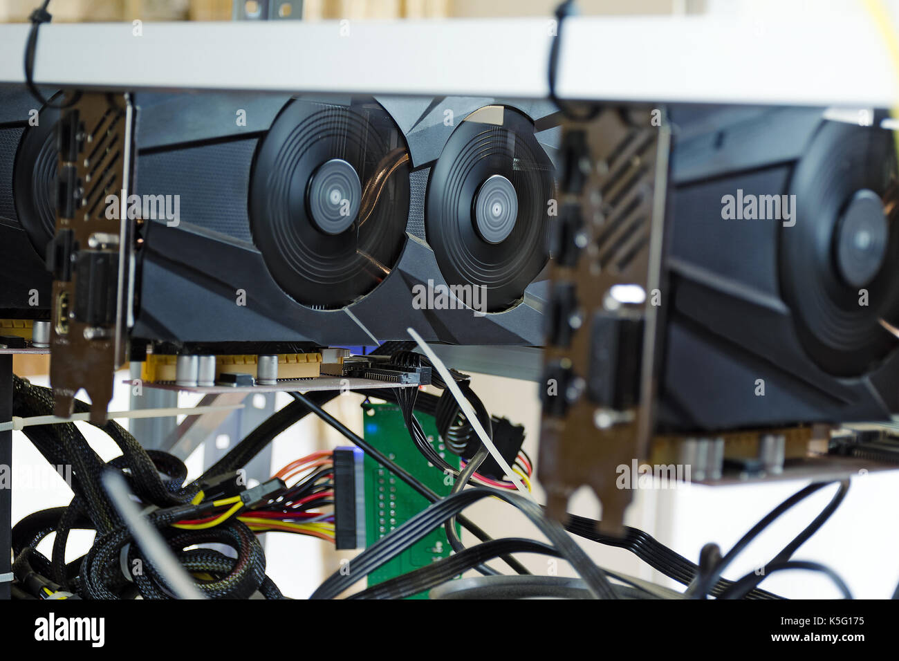 Ordinateur avec cartes graphiques pour l'obtention d'ethereum bitcoin, et d'autres. cryptocurrency mining rig Banque D'Images