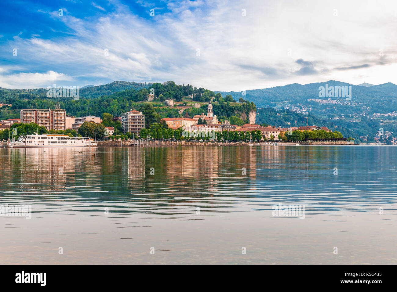 Le lac Majeur, d'Orta, Italie. ville touristique sur le lac Majeur, elle est visible la zone rocheuse avec le parc public et les ruines de la Rocca borromea Banque D'Images