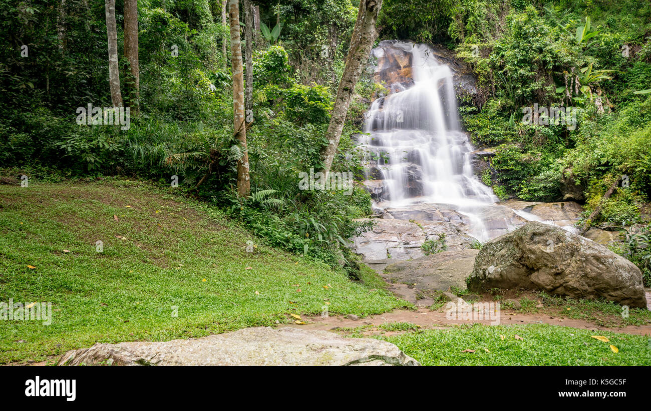 Monthathan, cascade de Doi Suthep pui national park, Chiang Mai, Thaïlande Banque D'Images