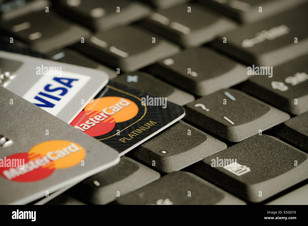 Berlin, Allemagne - Sep 09, 2017 : détail des cartes de crédit sur le dessus d'un clavier d'ordinateur portable macro photo. image conceptuelle pour atteinte à la sécurité des données, sécurité des données, en ligne s Banque D'Images