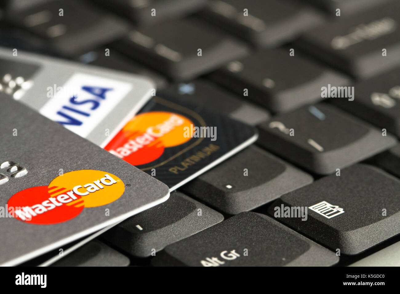 Berlin, Allemagne - Sep 09, 2017 : détail des cartes de crédit sur le dessus d'un clavier d'ordinateur portable macro photo. image conceptuelle pour atteinte à la sécurité des données, sécurité des données, en ligne s Banque D'Images