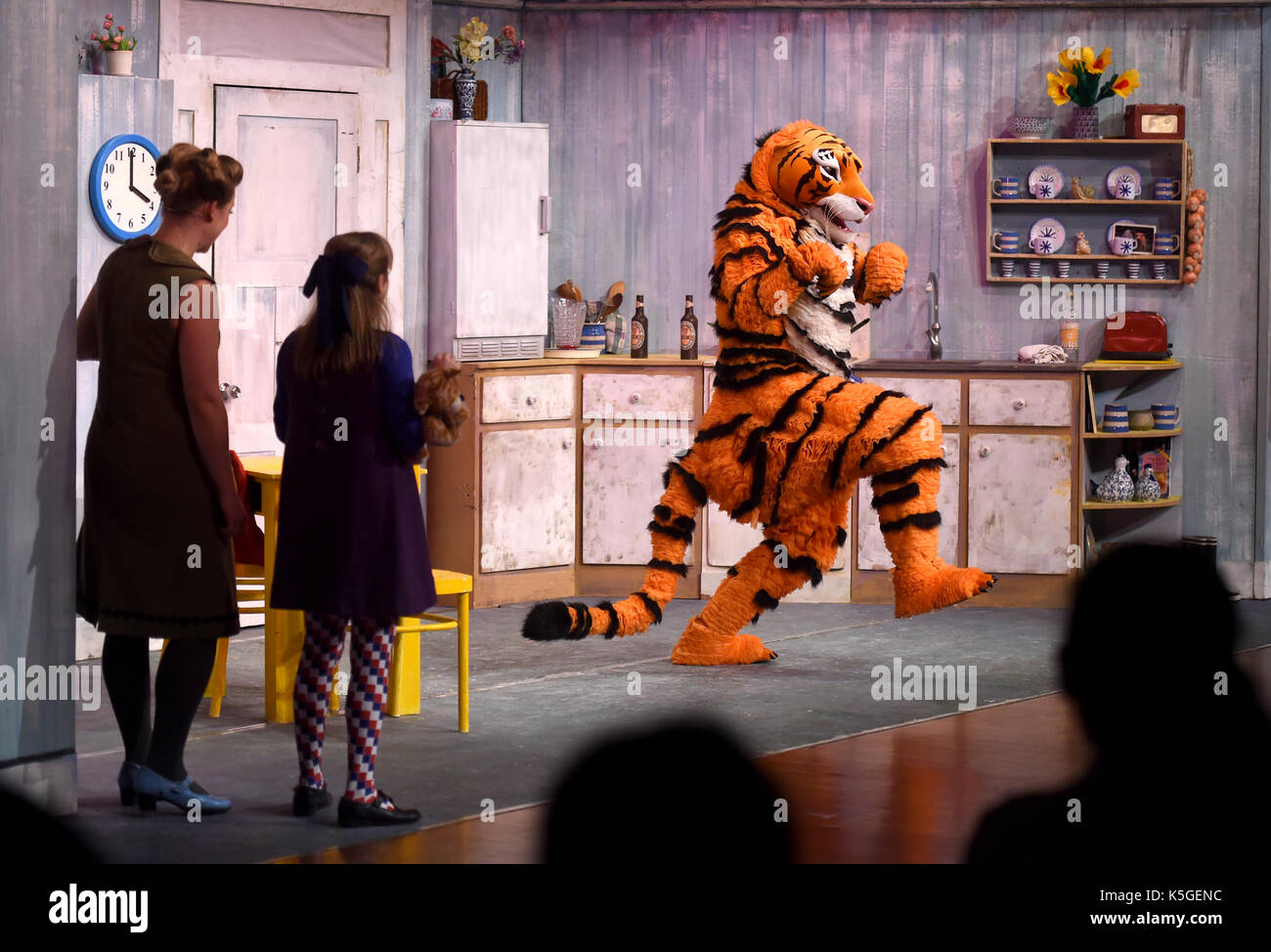 Beijing, Chine. Sep 9, 2017. Au cours de l'perfrom acteurs dramatiques pour enfants 'le tigre qui est arrivé au plateau' au National Center for the Performing Arts à Beijing, capitale de la Chine, sept. 9, 2017. Le drame est adapté d'une histoire pour enfants du même nom, qui a été écrit et illustré par Judith kerr. crédit : luo xiaoguang/Xinhua/Alamy live news Banque D'Images