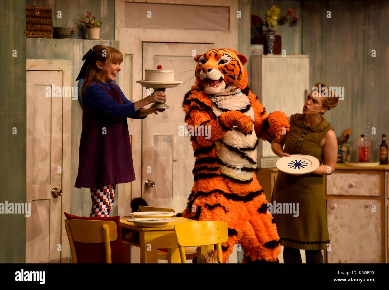 Beijing, Chine. Sep 9, 2017. Au cours de l'perfrom acteurs dramatiques pour enfants 'le tigre qui est arrivé au plateau' au National Center for the Performing Arts à Beijing, capitale de la Chine, sept. 9, 2017. Le drame est adapté d'une histoire pour enfants du même nom, qui a été écrit et illustré par Judith kerr. crédit : luo xiaoguang/Xinhua/Alamy live news Banque D'Images