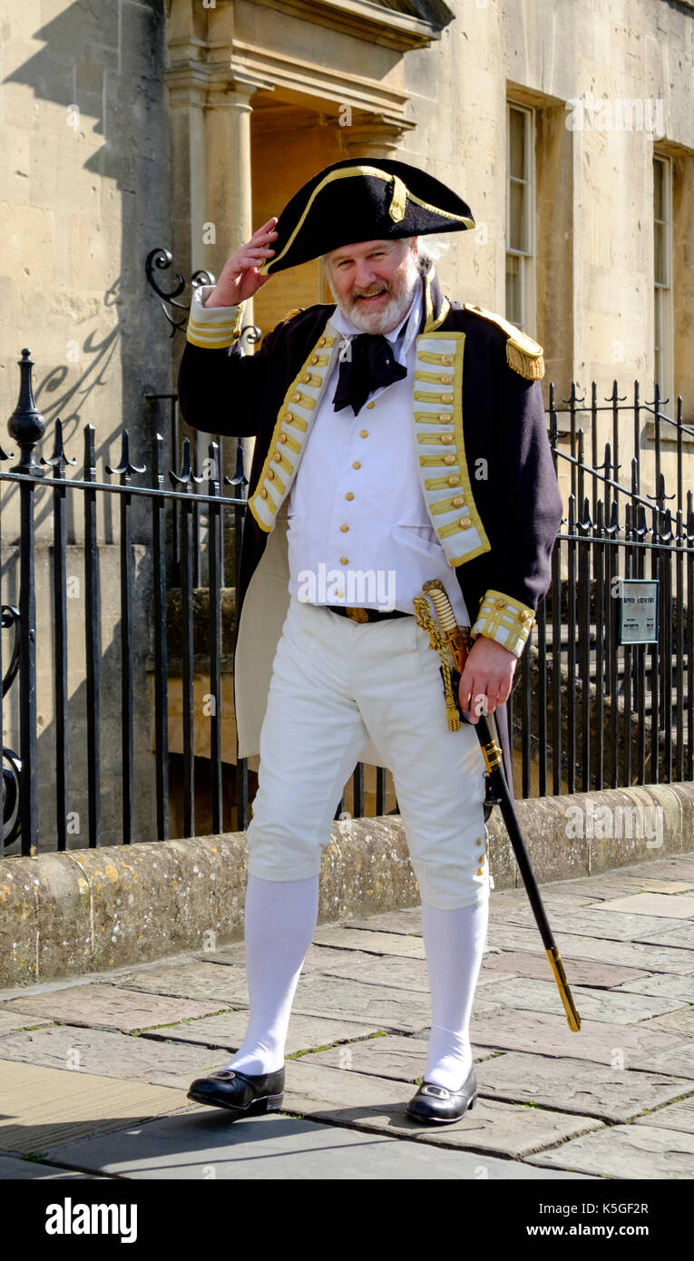 Septembre 2017 9. Les amateurs de Jane Austen dans la région de Regency costume se rassemblent à la parade de Jane Austen à Bath, en Angleterre. La ville de Bath est connue pour son architecture géorgienne et Regency et était la maison de Jane Austen au début des années 1800. Baignoire accueille un festival annuel de Jane Austen, qui attire les visiteurs. La pocession se déplace du Royal Crescent, à travers la ville et se termine dans le défilé des jardins. ©M. Standfast/Alamy Live News Banque D'Images