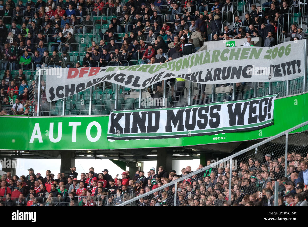Wolfsburg, Allemagne. Sep 9, 2017. Hanovre fans afficher une bannière à lire 'genre doit partir !" au cours de la Bundesliga match de foot entre vfl wolfsburg et Hanovre 96 dans l'arène de Volkswagen à Wolfsburg, Allemagne, 9 septembre 2017. (Conditions d'embargo - attention : en raison de la lignes directrices d'accréditation, le LDF n'autorise la publication et l'utilisation de jusqu'à 15 photos par correspondance sur internet et dans les médias en ligne pendant le match.) photo : Peter steffen/dpa/Alamy live news Banque D'Images
