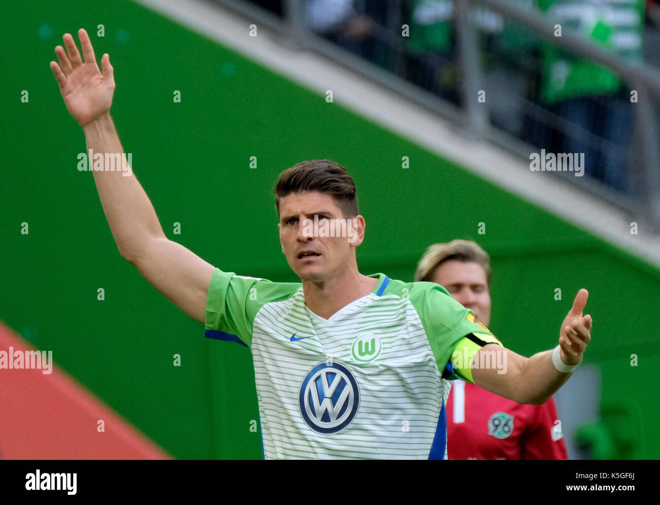 Wolfsburg, Allemagne. Sep 9, 2017. wolfsburg's mario gomez appelle à la balle pendant la bundesliga match de foot entre vfl wolfsburg et Hanovre 96 dans l'arène de Volkswagen à Wolfsburg, Allemagne, 9 septembre 2017. (Conditions d'embargo - attention : en raison de la lignes directrices d'accréditation, le LDF n'autorise la publication et l'utilisation de jusqu'à 15 photos par correspondance sur internet et dans les médias en ligne pendant le match.) photo : silas stein/dpa/Alamy live news Banque D'Images