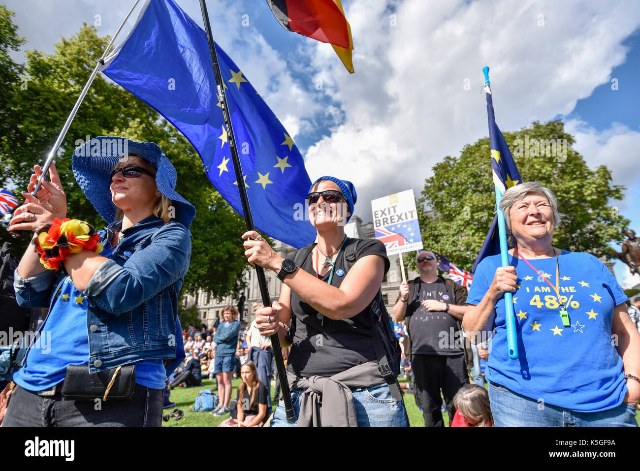 Londres, Royaume-Uni. 9 septembre 2017. Anti-Brexit manifestants agitent des drapeaux et bannières au cours d'une marche pour l'Europe rassemblement à la place du Parlement faisant campagne pour le renouvellement de l'adhésion de l'Union européenne. Crédit : Stephen Chung / Alamy Live News Banque D'Images