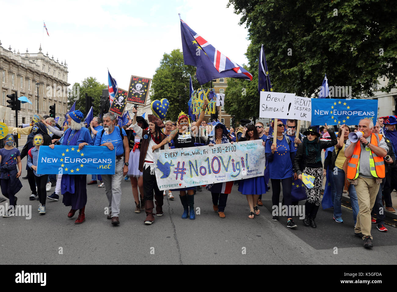 Londres, Royaume-Uni. 9 Septembre, 2017. Des manifestants pro-UE vers le bas mars Whitehall, Londres, au cours de la Marche pour l'Europe, le 9 septembre 2017 Crédit : Dominic Dudley/Alamy Live News Banque D'Images