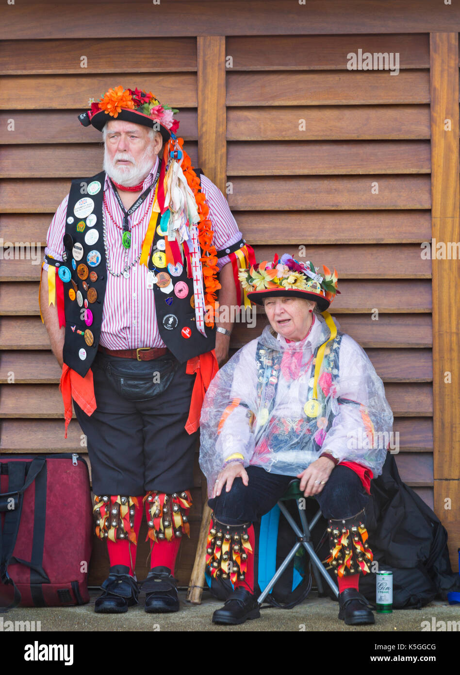 Swanage, Dorset, UK. Sep 9, 2017. Les foules affluent au Festival Folk de Swanage sur le 25e anniversaire pour voir les groupes de danse et musique sur le front de mer. La météo mixte, le soleil et la pluie, n'a pas dissuader leurs esprits. Morris Dancers, membres de Phoenix Morris. Credit : Carolyn Jenkins/Alamy Live News Banque D'Images