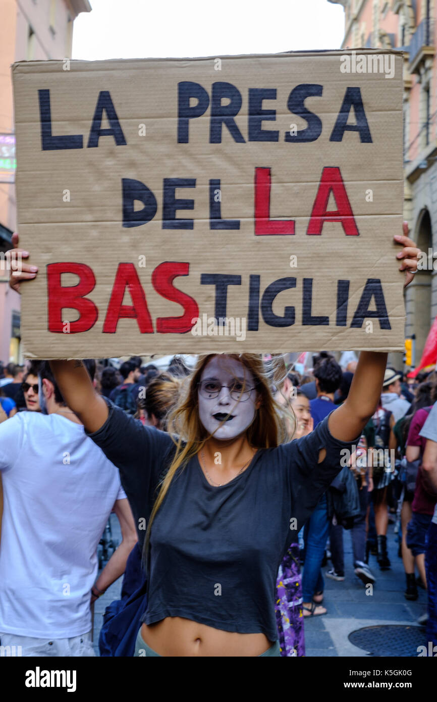 Bologne, Italie. 9 septembre, 2017. Des milliers de peuples autochtones mars dans le centre de Bologne pour soutenir làbas, le centre communautaire devient vacant à son siège, à l'intérieur de l'ancienne caserne masini 8 août dernier . Crédit : Massimiliano donati/éveil/Alamy live news Banque D'Images