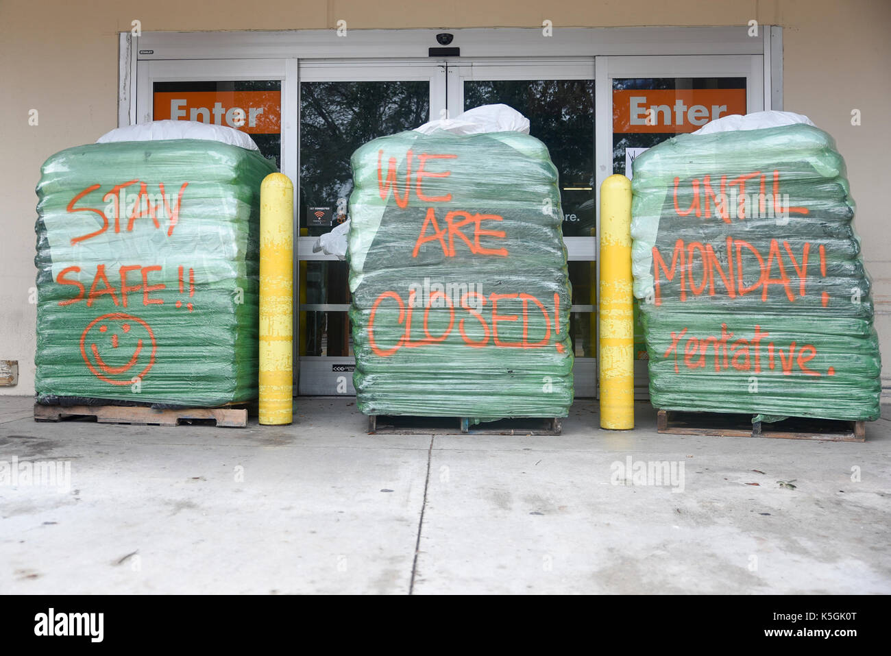 West Palm Beach, Floride, USA. Sep 9, 2017. L'entrée du Boulevard Northlake Home Depot à Lake Park, en Floride, est bloqué avec des palettes samedi matin, 9 septembre, 2017 Informer les visiteurs le magasin sera fermé jusqu'à au moins lundi. Credit : Andres Leiva/Le Palm Beach Post/ZUMA/Alamy Fil Live News Banque D'Images