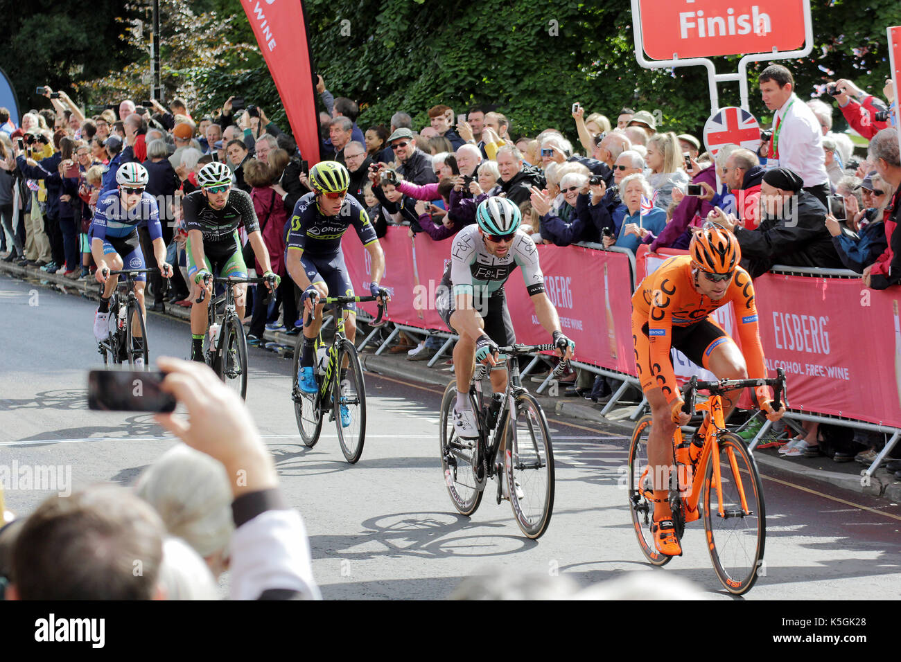 Bourton-on-the-water, UK. Sep 9, 2017. Le groupe de sécurité de la Tour de Bretagne 2017 en Bourton-on-the-water, UK, comme ils passent par la Loire au cours de l'étape 7 de la course de Hemel Hempstead pour Cheltenham. Credit : Carl Hewlett/Alamy Live News. Banque D'Images