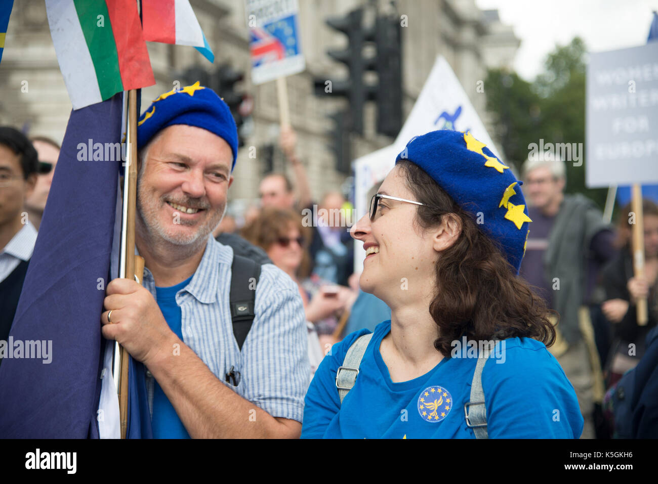 Londres, Royaume-Uni. 9 septembre 2017. Marche du peuple pour l'Europe - l'homme et la femme dans les bérets de l'UE. Crédit : A.Bennett Banque D'Images