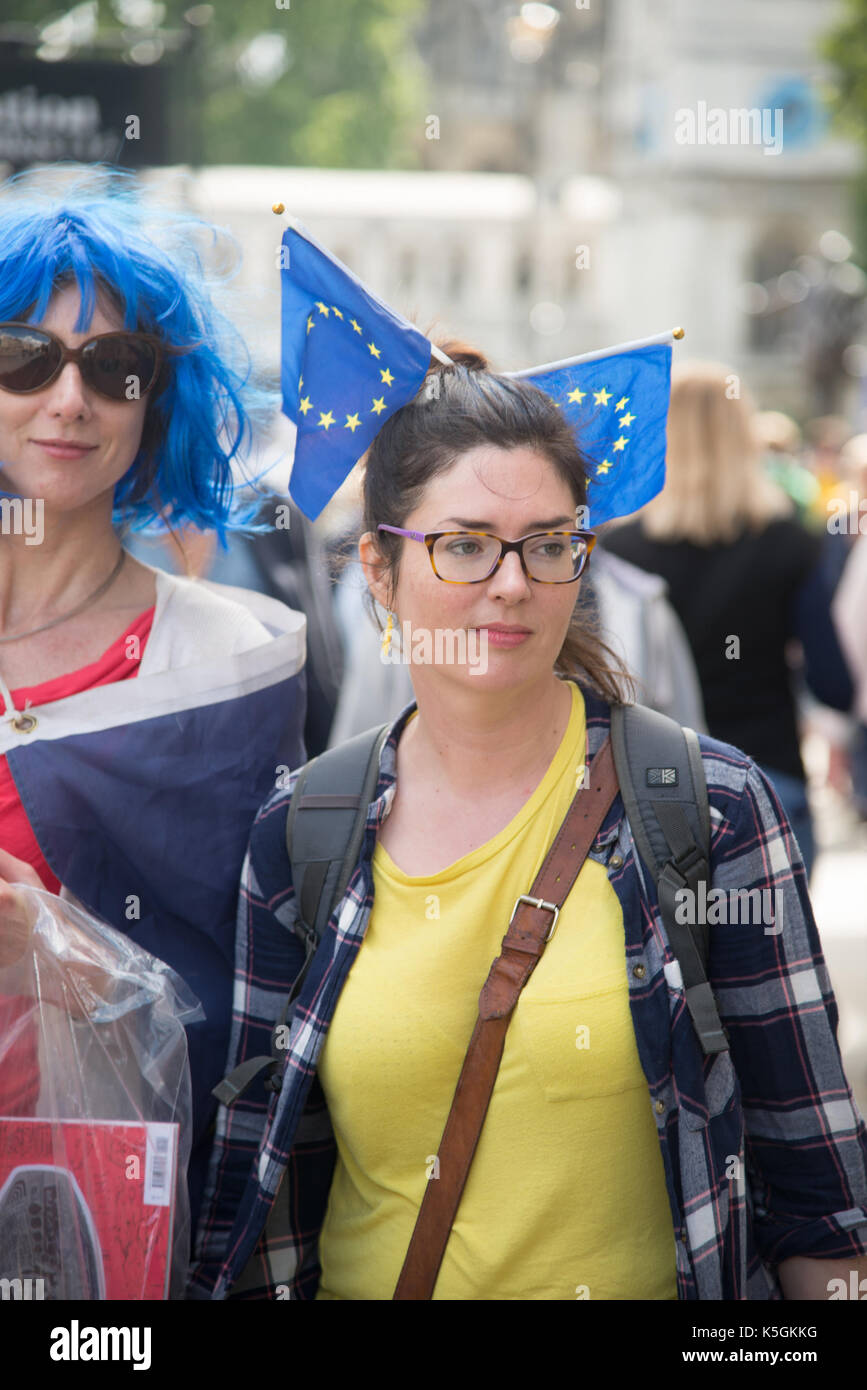 Londres, Royaume-Uni. 9 septembre 2017. Marche du peuple pour l'Europe - femme aux cheveux drapeaux de l'UE. Crédit : A.Bennett Banque D'Images