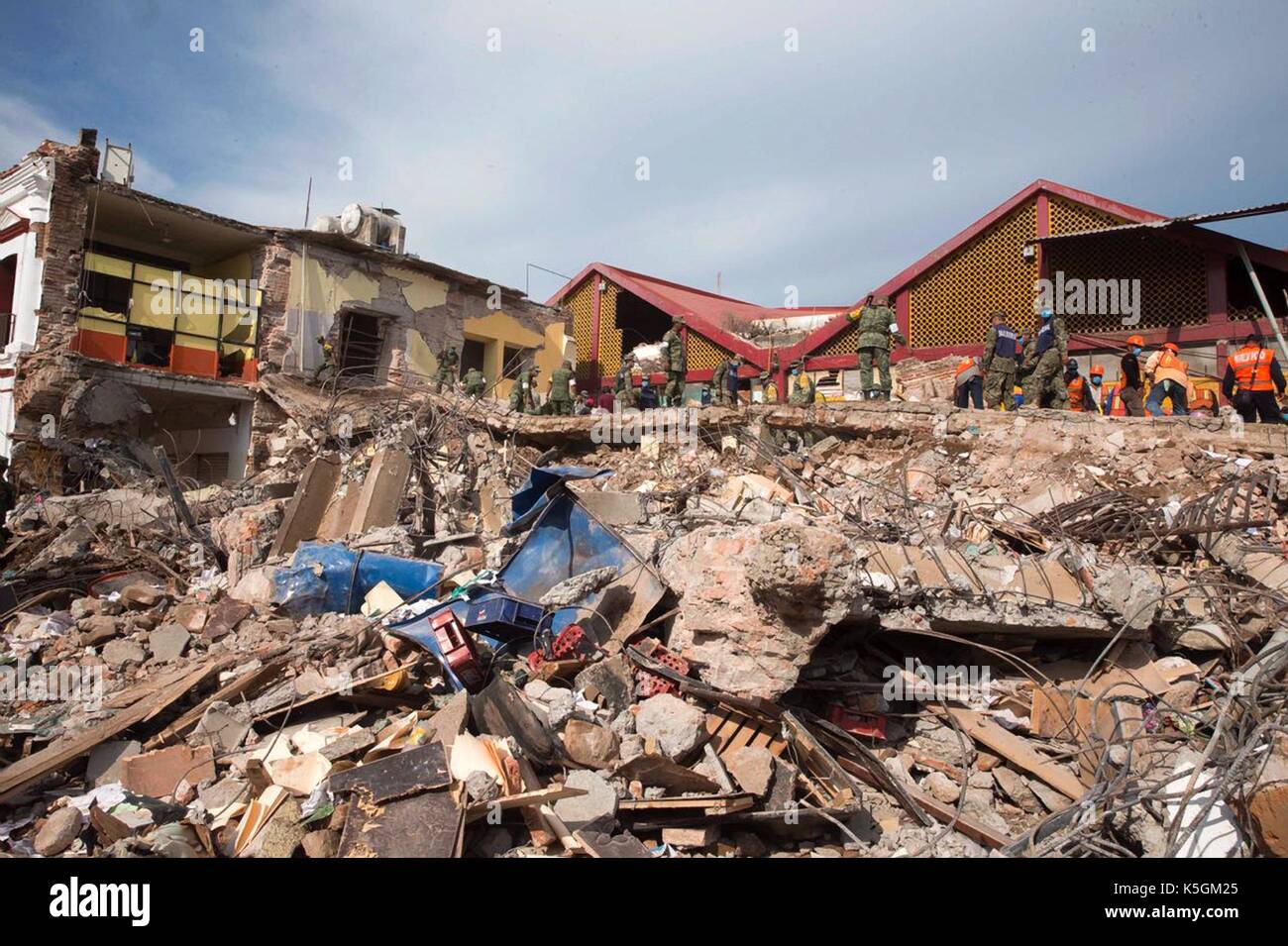Oaxaca, Mexique. 09Th Sep 2017. Les travailleurs de la défense civile, enlever les débris d'une école détruite par un tremblement de terre le 9 septembre 2017 à Juchitán, Oaxaca, Mexique. L'énorme séisme a frappé d'une magnitude de 8,2 au large de la côte Pacifique du sud du Chiapas, tuant au moins 60 personnes et les zones de mise à niveau dans certains états du sud. Presidenciamx Planetpix (via) Crédit : Planetpix/Alamy Live News Banque D'Images