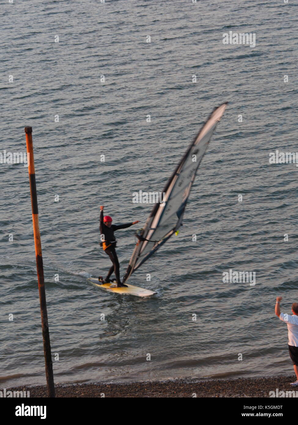 Sheerness, Kent. Sep 9, 2017. Météo France : un magnifique coucher du soleil. Brian Culver est représenté la finition autour de l'île de Sheppey course de voile au coucher du soleil ; la dernière personne à la fin. Brian a commencé à 10h du matin, et terminé l'environ 40 km autour de l'île à 19:16, prendre 9 heures et 16 minutes, et terminant juste avant le 19 h 30 Limite de temps. Photo 8 dans l'ordre. Credit : James Bell/Alamy Live News Banque D'Images