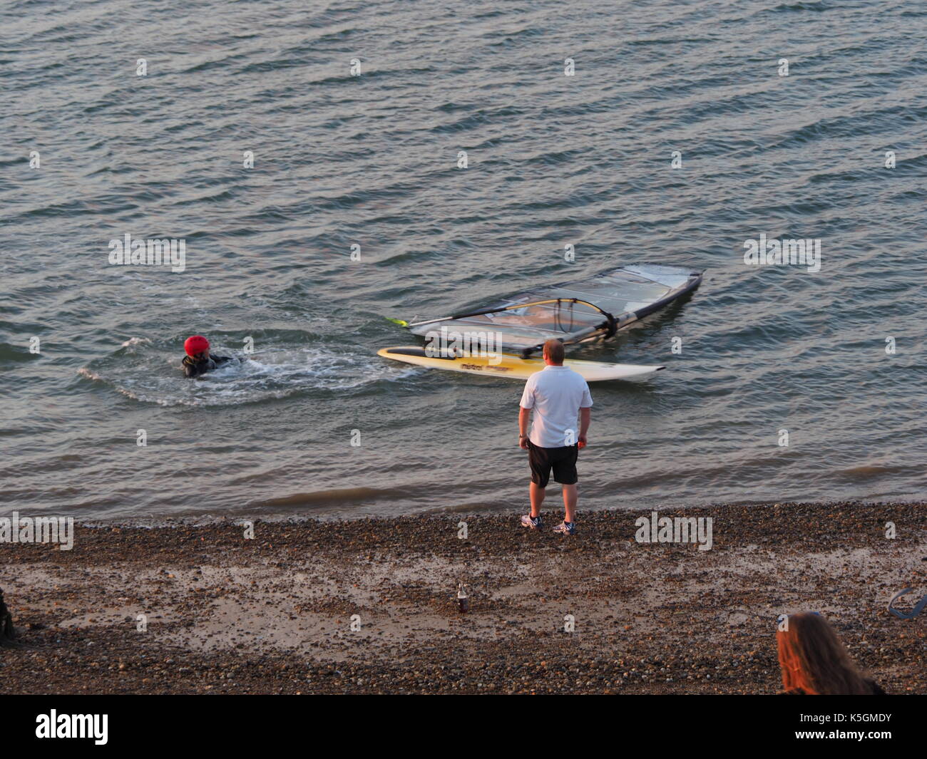 Sheerness, Kent. Sep 9, 2017. Météo France : un magnifique coucher du soleil. Brian Culver est représenté la finition autour de l'île de Sheppey course de voile au coucher du soleil ; la dernière personne à la fin. Brian a commencé à 10h du matin, et terminé l'environ 40 km autour de l'île à 19:16, prendre 9 heures et 16 minutes, et terminant juste avant le 19 h 30 Limite de temps. Photo 10 dans l'ordre. Credit : James Bell/Alamy Live News Banque D'Images